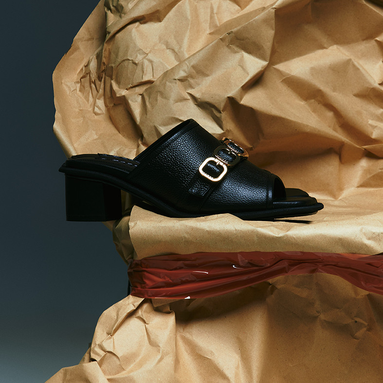 BLOCK HEELS - BLACK/GOLD BUCKLES